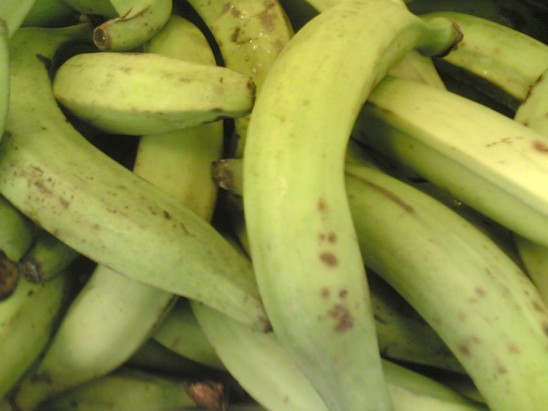 Al que compra en colmados lo explotan Platanos