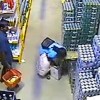 Mujer se roba una caja de cervezas dentro de su falda (video) Mujer robando caja de cervezas