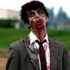 Quiso asustar a su novia disfrazándose de zombie y ella le disparó zombie