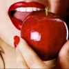 Piensa más para comer menos… Mujer comiendo manzana