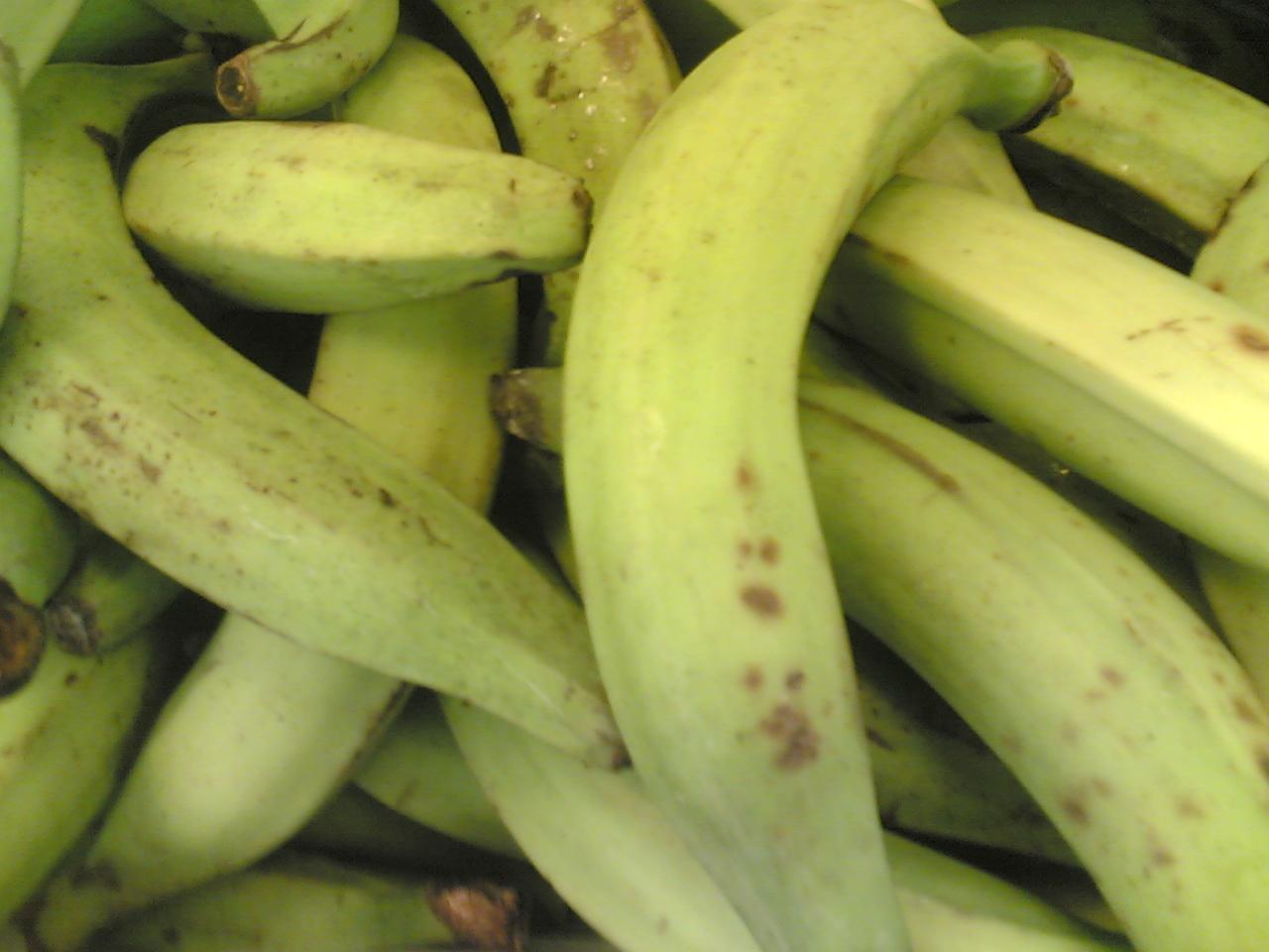 Los plátanos se venden entre $20 y $30 pesos en los colmados