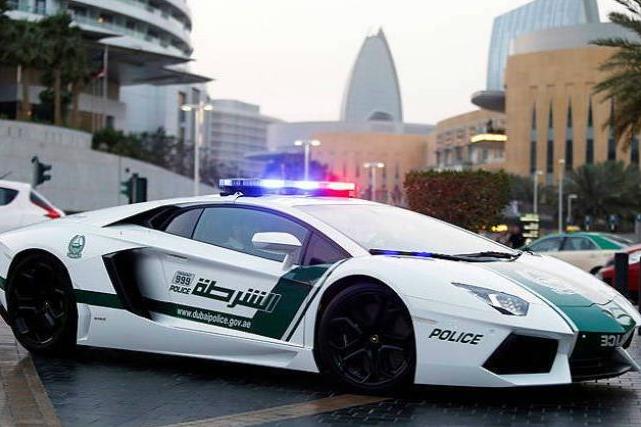 Por qué la policía de Dubai patrulla en un Lamborghini? 