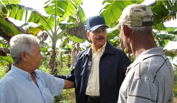 Danilo Medina con agricultores