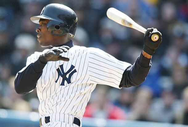 Alfonso Soriano entre los reyes dando jonrón abriendo juego