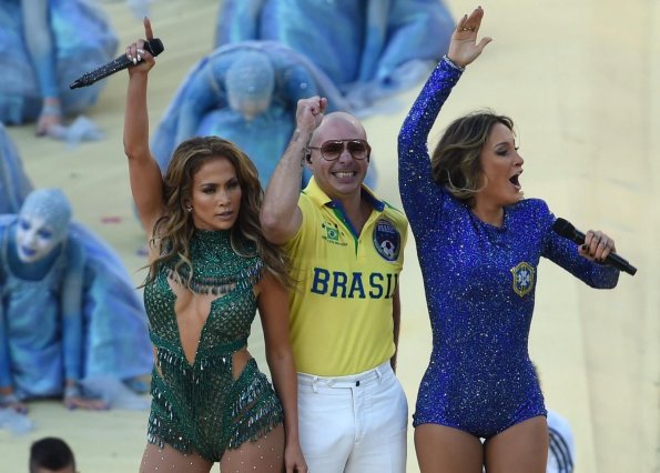 pitbull-c-la-idola-pop-brasilena-claudia-leitte-der-y-la-estrella-pop-jennifer-lopez-izq-_595_426_1095938