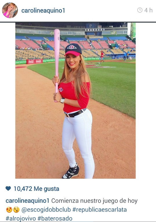 Caroline Aquino con bate en mano