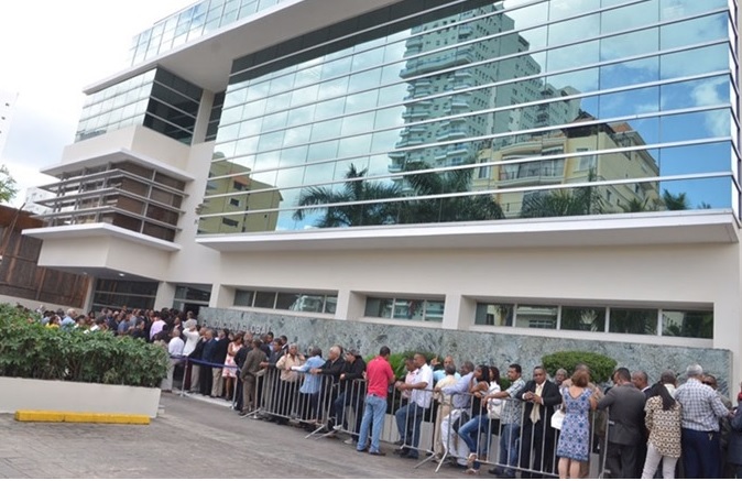Filas para felicitar a Leonel