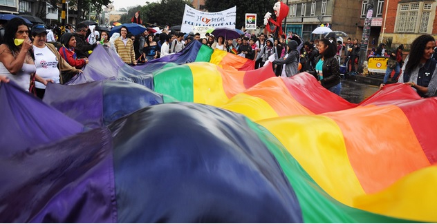 Colombia condiciona adopción de niños para parejas homosexuales