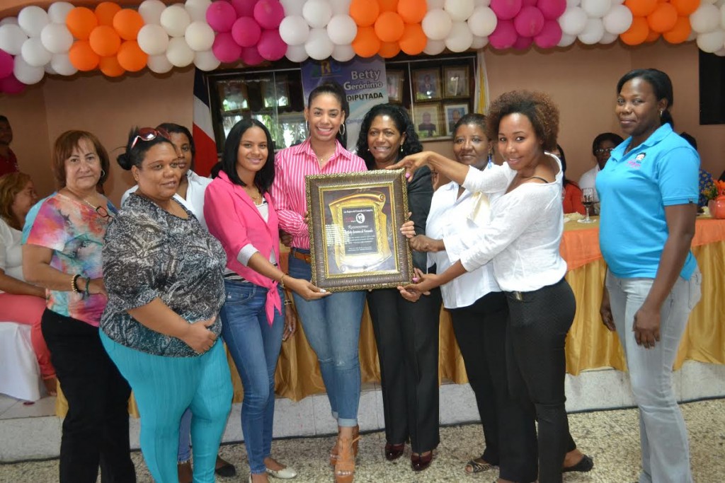 Betty reconoce a mujeres