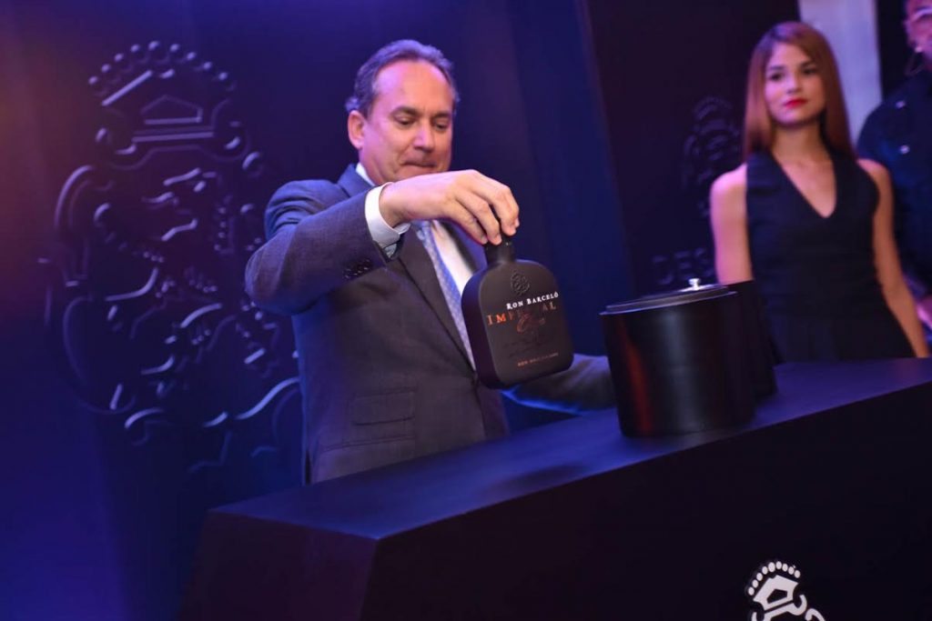 Franklin León presenta el nuevo Ron Barceló Onyx