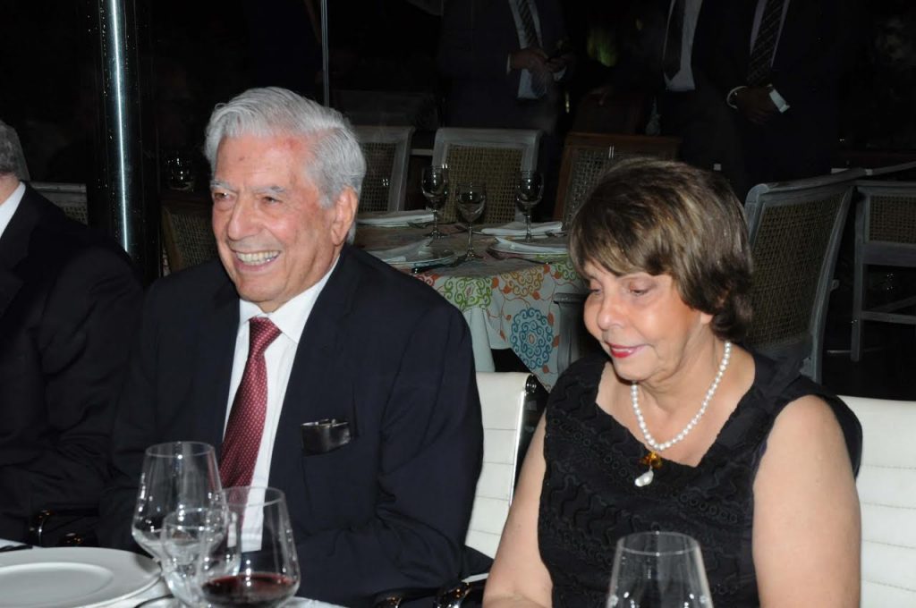 vargas-llosa-cenando