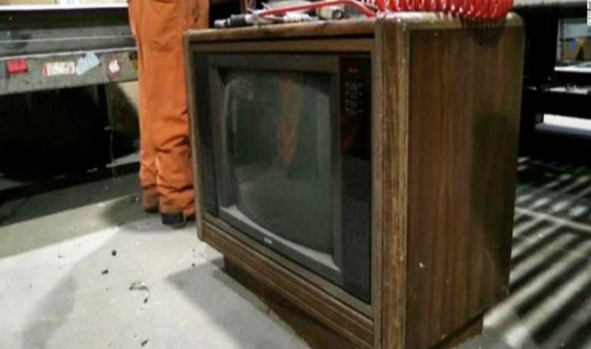 Se encontró 100 MIL DOLARES adentro de un televisor viejo