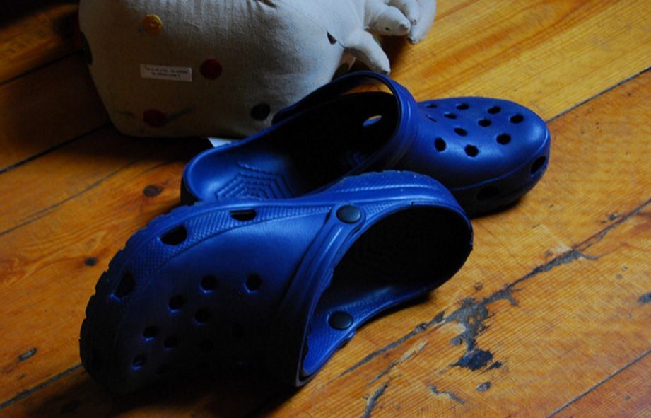 Razones por las que especialistas no recomiendan usar los zapatos 'Crocs' -  