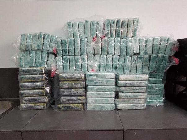 Decomisan 113 paquetes de supuesta cocaína en casa abandonada en Higüey