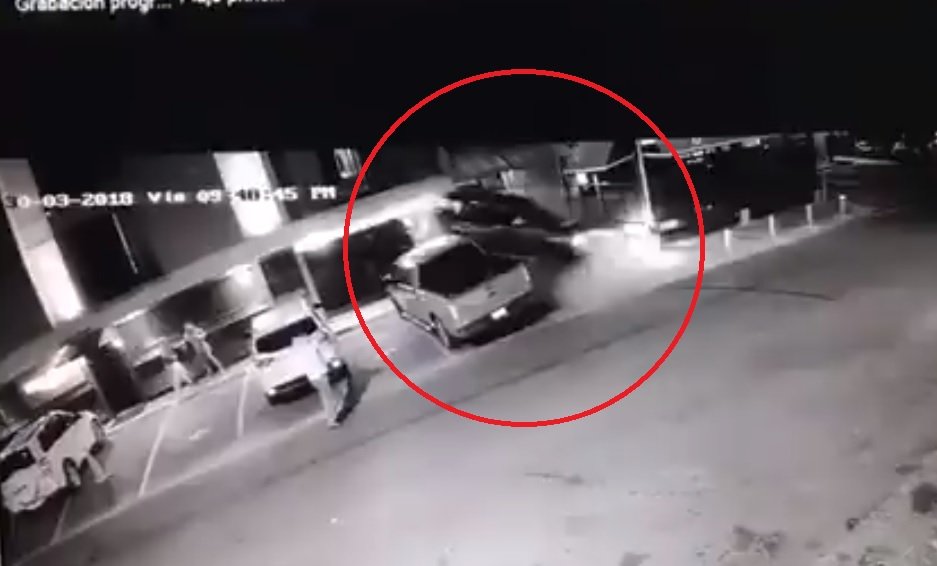 Video: Conductor pierde el control frente a un conocido restaurante de la ciudad