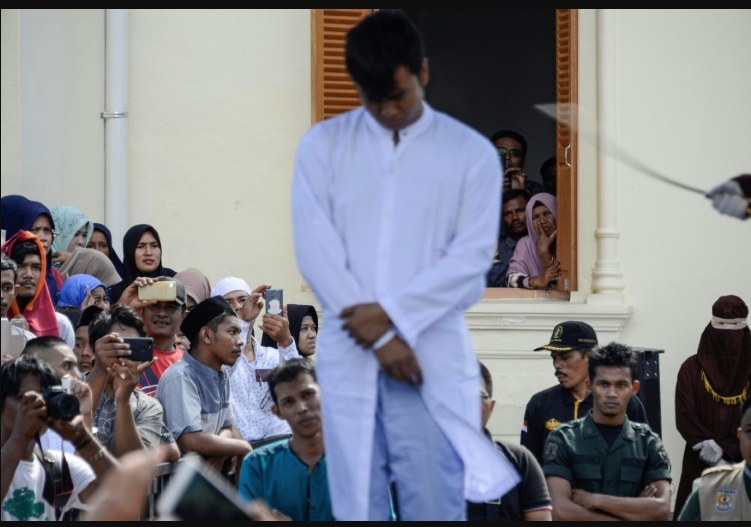 Apalean a una pareja de homosexuales en una región favorable a la sharía en Indonesia