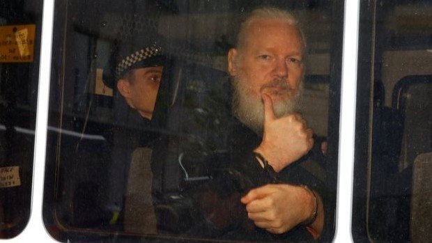 Más de 70 diputados británicos piden la extradición de Assange a Suecia