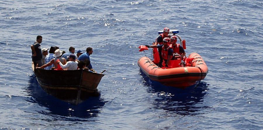 Repatrian a 27 dominicanos tras interceptar su barco en aguas de Puerto Rico