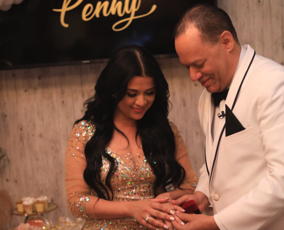 Franklin Mirabal le pide matrimonio a Penny Báez