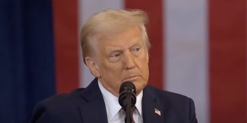 Trump achaca el accidente aéreo en Washington a las políticas de diversidad