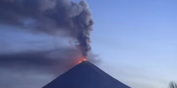 Volcán entra en erupción tras 450 años en la misma zona del potente terremoto en Rusia