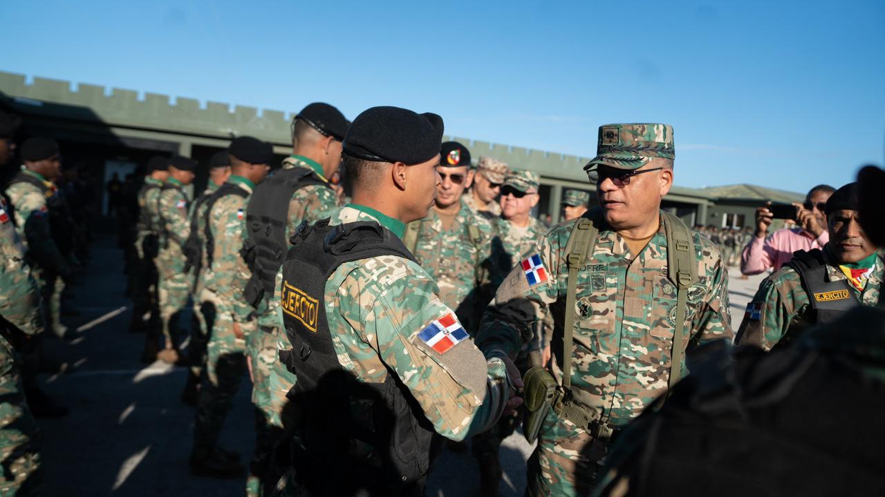 Ministro de Defensa visita unidades del Ejército en la frontera y transmite saludo y reconocimiento navideño del Presidente