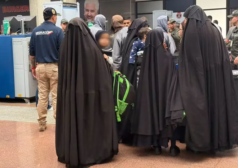 Colombia expulsa a miembros de secta judía y los entrega a autoridades de EEUU