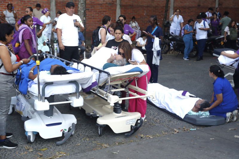 Pacientes evacuados de la Clínica Farallones tras el terremoto de magnitud 7,4 esperan en una calle este lunes, en Cali (Colombia). EFE/ Ernesto Guzmán